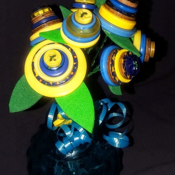 "Stars for Eyes" Handmade Button Bouquet - Picture 7 of 10